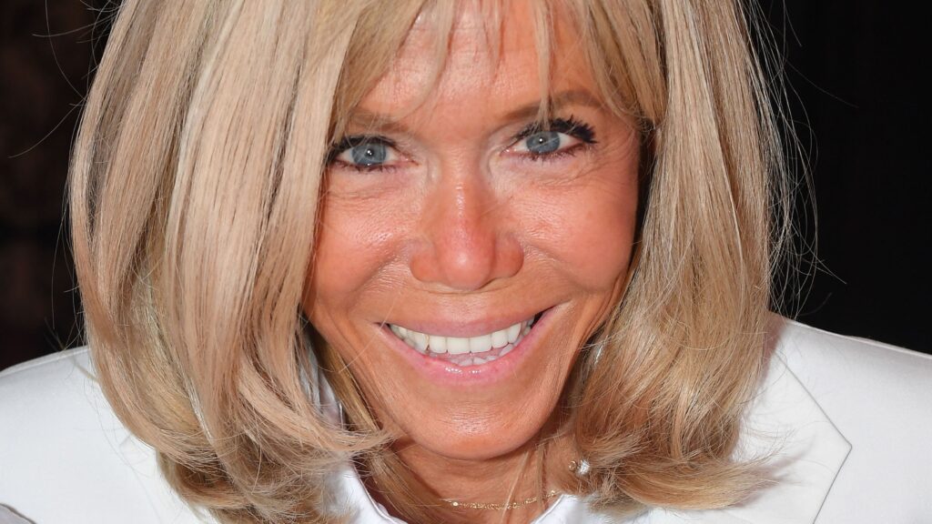 Brigitte Macron révèle un secret de coiffure lors d'une interview officielle