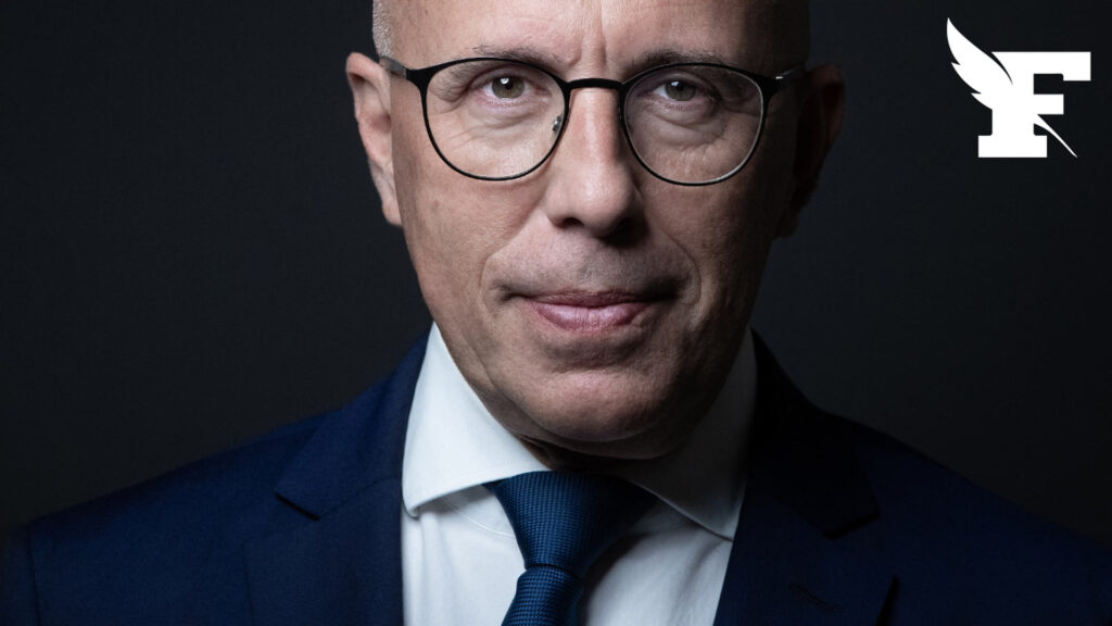 Portrait d'Éric Ciotti devenu un mème, illustrant l'attention médiatique autour de sa taille