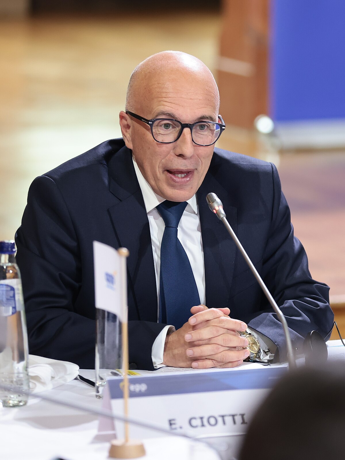 Éric Ciotti debout lors d'un sommet européen