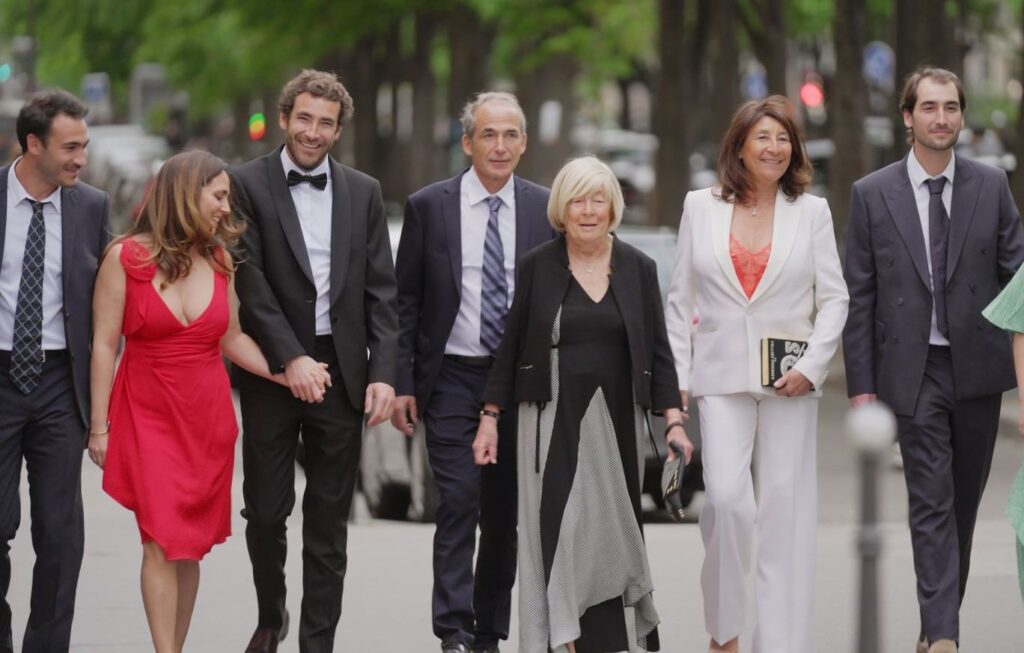La famille Kretz posant devant leur luxueuse résidence, symbole de leur immense fortune