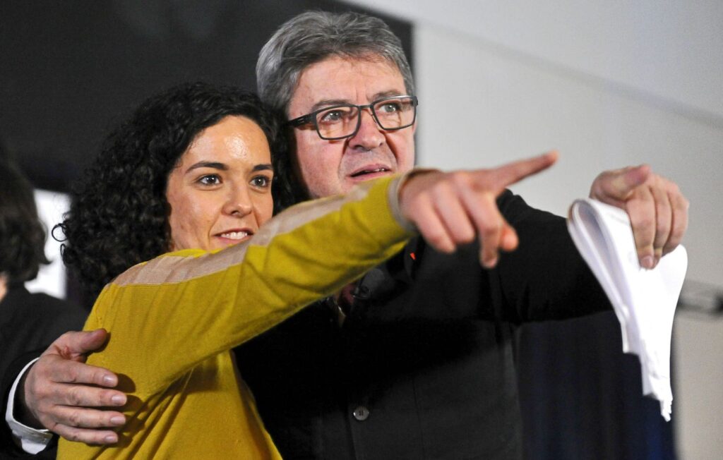 Manon Aubry et Jean-Luc Mélenchon ensemble lors d'un meeting, illustrant les rumeurs de lien familial