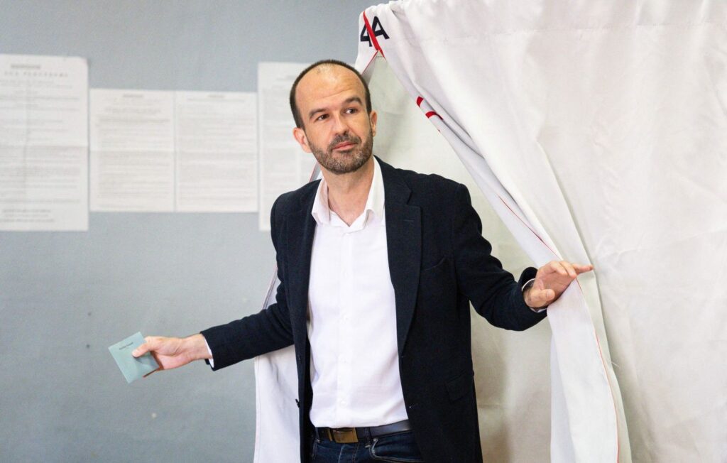 Manuel Bompard sortant de l'isoloir lors des élections législatives 2024 à Marseille
