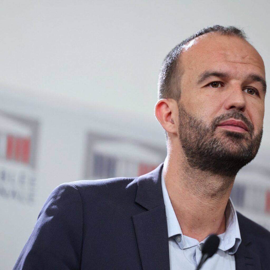 Portrait officiel de Manuel Bompard, député marseillais de La France insoumise, en tenue sobre avec un fond neutre