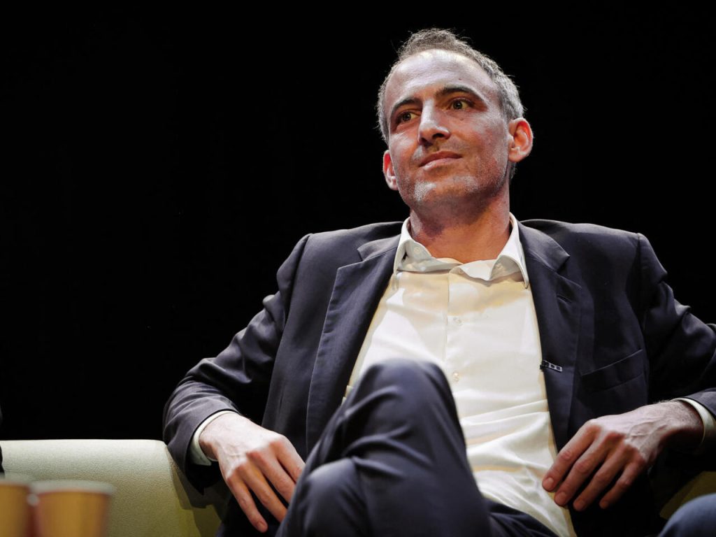 Portrait officiel de Raphaël Glucksmann illustrant sa fortune et sa carrière politique