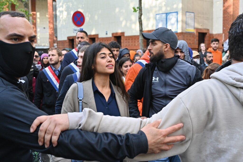 Rima Hassan photographiée en campagne, au cœur de l'attention médiatique