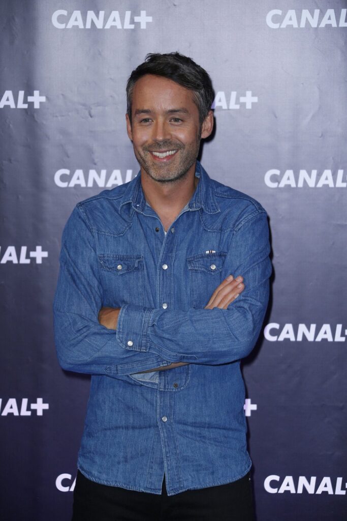 Yann Barthès lors d'un événement à Paris, image évoquant sa discrétion sur sa vie privée